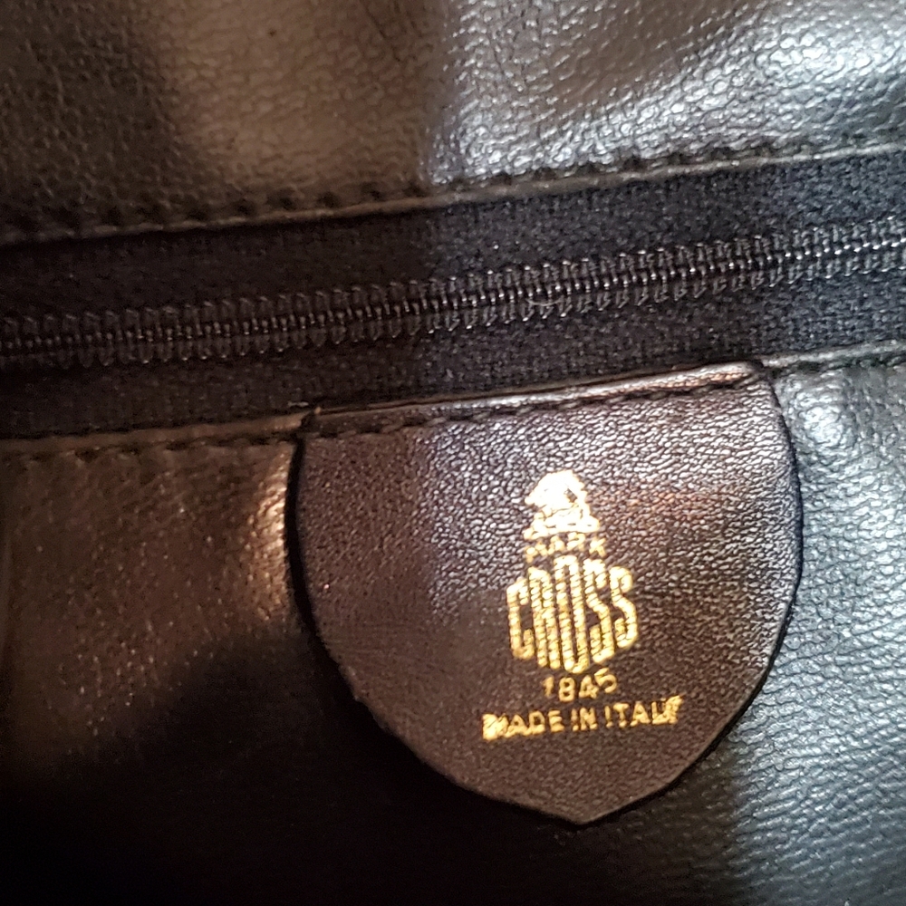 Mark Cross Bucket Bag. Leather. Black & Gold. America's First Luxury Brand. - Picture 3 of 11